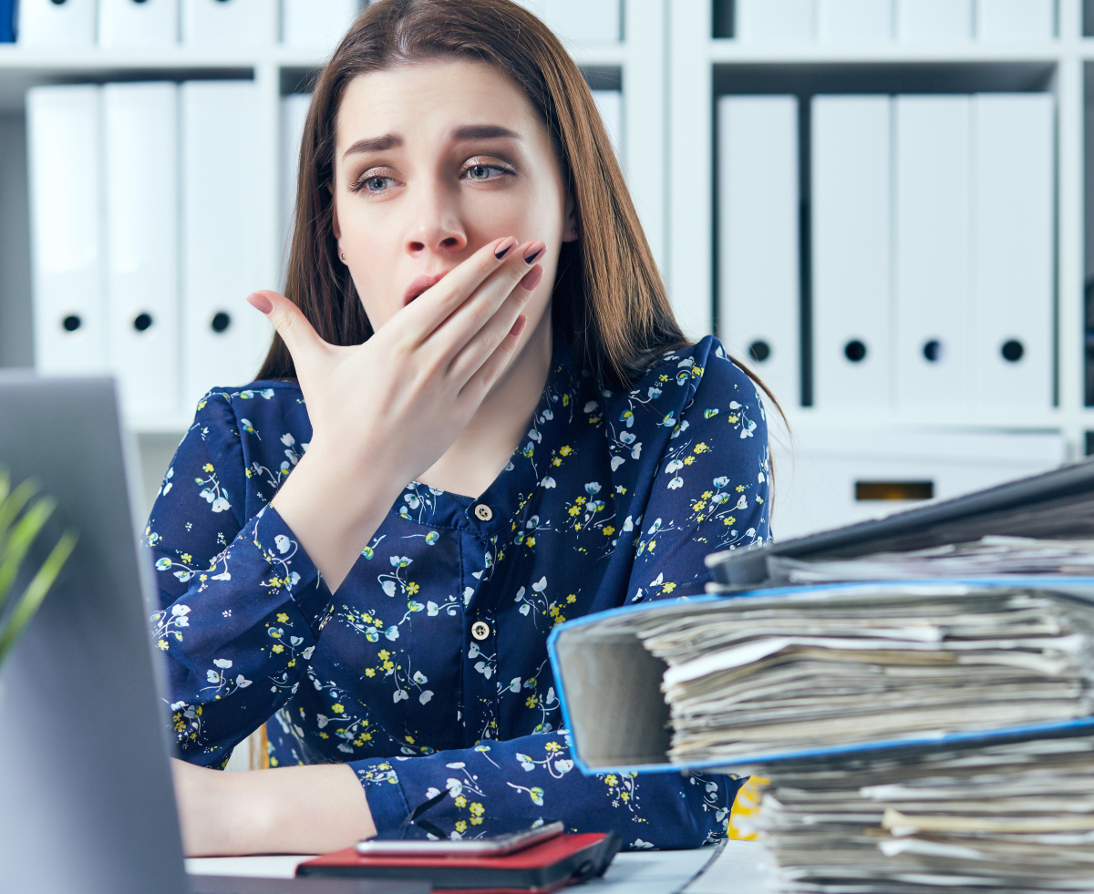 女孩总捂嘴为啥？探究女生老是捂嘴笑的原因